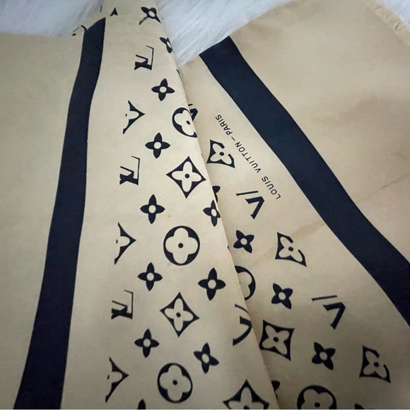 Louis Vuitton Silk Scarf. - Picture 13 of 15